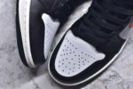 ▪🐼权威实拍💯#SI34640
新货🚀#Air Jordan AJ1 Mid 中帮 黑橙扣碎 DQ8426-801 终端优势供应 市面中低帮最具代表性版本没有之一 口碑大厂出品 品控大底版型不断改良更新 全套原纸板楦头开发 确保原汁原味 完美呈现版型 完美零毛边处理 原厂内置全掌气垫 价格定位良心 平台专用代工流水线出品 一眼公司既视感 拿到手的一瞬间就与众不同 碾压市面所有版本 全部原鞋开发 每一个配色都会采购原鞋确认细节 打破市面看图做货无好货之说 SIZE：35.5 36 36.5 37.5 38 38.5 39 40 40.5 41 42 42.5 43 44 44.5 45 46 - Image 8