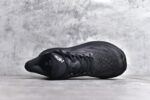 纯原级别 HOKA ONE ONE Clifton 克里夫顿9代专业性能减震公路跑步鞋 轻盈透气的针织网面和纱线的使用让鞋面更挺拔 增强鞋面的强度和支撑性能 搭配柔软的鞋舌 让双脚在舒适包裹中跑的更加畅快 全新泡棉中底 柔软的同时增强回弹性能 为不同跑者提供更平稳流畅的脚感 带来全面的缓冲保护 根据人体工程学设计的延长拉襟 后跟处弹软的海绵填充舒适固定 避免掉跟和摩擦 相比上一代光滑的内衬 Clifton 9的内衬增强了摩擦力 避免双脚在鞋内滑动 SIZE：36 36.5 37.5 38 38.5 39 40 40.5 41 42 42.5 43 44 44.5 45 - Image 4
