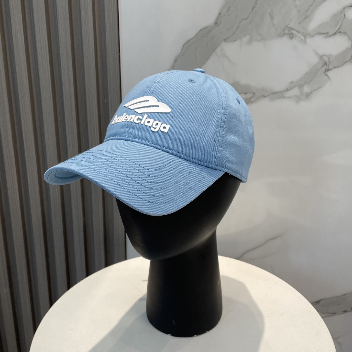 Balenciaga Balenciaga baseball cap. My family has already mastered Balenciaga's craftsmanship, which is sure to be a hit. Balenciaga's new washed cotton baseball cap is a must-haveHeavy industry craftsmanship, double B letter logo, innovative and fashionable trendy styleExclusive physical shooting for both men and women, adjustable for both genders