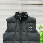 💰加拿大剪刀25SS  金属LOGO铆钉羽绒服马甲
顶级版本超高克重平均充绒量280G 超厚！顶级蓬松！ 顶级品质！100%还原全网最顶级充绒量超厚超保暖，区分市面杂货。
店主北方人亲自操刀 大大解决了南方出品不懂北方冬天的痛点 完全不吝啬 必须是塞满 塞的鼓鼓囊囊 和ZP一模一样的厚重 冬天鹅毛大雪站在雪地里我保证你没有感觉 裹棉被都不一定有它保暖 ！总结下来就是一句话：“除了我家你找不到比这更厚更保暖的羽绒马甲”
— 大码充绒量350克以上 三层里布防护不钻绒
— 原版购入开发 官网在售10000+
— 大身面料采用ZP打版， 防水耐脏 
— 验布后使用KP-LS全自动机械特种梭织拉布机制作
—正品YKK定制拉链 金属剪刀，金属铆钉加固 
— 三标辅料 齐全 吊牌 剪刀logo原版定制
— 整件衣服非常繁琐 廓形剪裁 原版尺码
— 绝对的1:1高版本 码数：S-XXL - Image 3