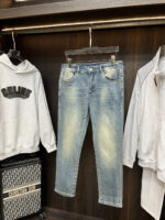 【Armani Jeans | Classic Denim, Embossed with Luxury DNA】 When streetwear meets haute couture, a pair of jeans can become a badge of status.
Deconstructing the language of denim with centuries-old craftsmanship, we infuse every inch of fabric with a modern attitude and luxurious details, making everyday wear a silent declaration of taste.
✨ A pair of jeans is an attitude, and even more so, a legacy.
It's not just a wardrobe essential, but also an interpretation of the brand's spirit—
"From suitcases to jeans, we have always defined the boundaries of luxury with the ultimate craftsmanship."
Sizes: 28-42 - Image 3