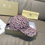 Comes with box and bag, Burberry's latest baseball cap, genuine custom made, brand new TB pattern, original printed fabric, meticulously crafted and flawless, original factory quality, exclusive physical shooting, easy to assemble! - Image 3