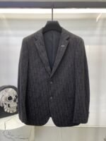 Dijia's new men's casual wool suit jacket for autumn 2025, made of high-end custom high-density suit fabric. The finished garment has been treated with silk gloss, making it super soft and comfortable, with an excellent texture. Fashionable and stylish upper body, meticulously crafted. The visual effect is super strong. Original tailoring at the counter, all original hardware accessories, and a unique trendy item in the wardrobe. Size: M-3XL 178 140kg L slim fit, maximum weight for wearing 190kg