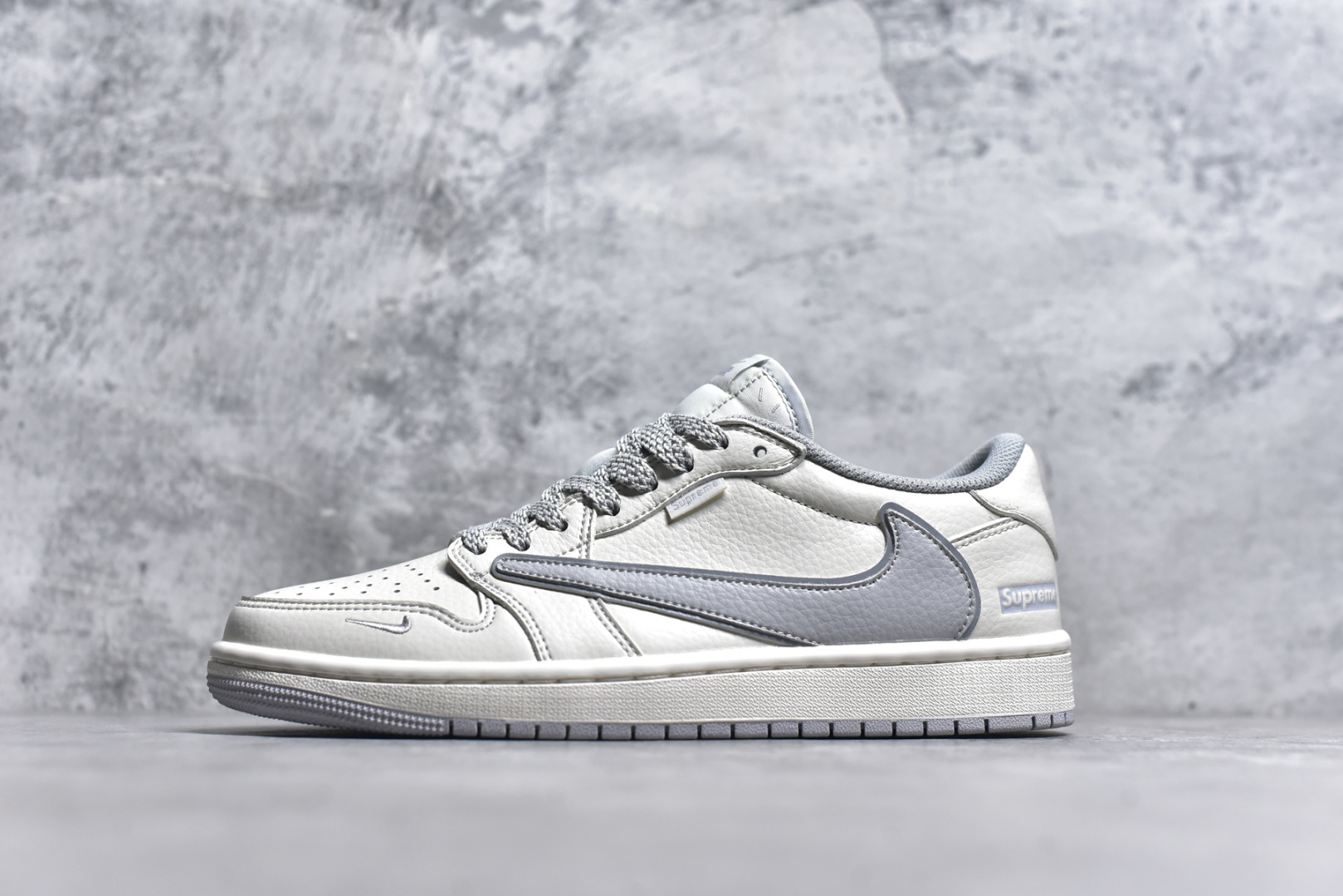 ▪🐼权威实拍💯#SJ37860
新货🚀#Travis Scott x Fragment Design x Air Jordan 1 Low OG SP AJ1 联名倒勾 低帮文化休闲板鞋 DH0223-322
#多方联名合作融合了Travis Scott 独特的音乐风格，藤原浩个性的设计风格以及Jordan品牌的经典元素 使其成为一双具有独特身份和价值的鞋子 清新而立体的外观加上联名标识更突出了其独特身份 这种配色方案显示出活力和时尚感 在视觉上引人注目  鞋身的质感和细腻的细节处理使其显得高端而格调十足  这款“倒钩”联名是设计与创意完美结合  融合多方的个性风格是一款备受瞩目的潮流鞋款
尺码：36 36.5 37.5 38 38.5 39 40 40.5 41 42 42.5 43 44 44.5 45 9.E5