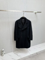 TF Tom Ford 2025 Autumn/Winter Men's Cashmere Coat: Defining Elegant Style with IngenuityOn the advanced path of autumn and winter wardrobes, a coat that combines texture and design is the core item that interprets taste. Tom Ford's new men's cashmere coat for autumn and winter 2025 continues the brand's commitment to luxury aesthetics, blending superior materials with exquisite tailoring to create a classic dressing choice for contemporary men that transcends occasions.The fabric serves as the cornerstone of texture, and this coat is made from imported Australian cashmere wool, sourced from high-quality Merino sheep wool fibers in Australia. The diameter is delicate and naturally curly, and after exquisite craftsmanship, it is woven into a fabric that combines a soft and skin friendly touch with excellent warmth. This fabric not only has excellent drape and can naturally fit the body's lines, but also has good wrinkle resistance and moisture wicking ability. Even in dry autumn and winter, it can maintain a comfortable and firm wearing experience.In terms of design, the mid to long silhouette balances warmth and body shaping effects, with a length that covers the hips perfectly, avoiding the thinness of the short silhouette and eliminating the need to worry about the drag of the long silhouette, making it suitable for various body types. The highlight is the back waistband design, which continues Tom Ford's precise control of line balance - presenting a relaxed and elegant casual posture when loosened, and outlining a sharp waistline when fastened, breaking the dullness of traditional coats and hiding design ingenuity in the minimalist silhouette.From formal attire for business commuting to casual wear for casual occasions, this coat can seamlessly adapt. Paired with a shirt and trousers, it is a low-key and introverted workplace style; Paired with a knitted sweater and casual pants, it reveals a calm and composed daily taste. The design language without exaggerated logos is precisely the embodiment of the brand's "low-key luxury" concept, making texture the best business card.Tom Ford's men's cashmere coat for autumn and winter 2025, with the natural luxury of Australian cashmere wool as the bone and the exquisite design of the back and waist as the soul, creates a wardrobe collection that can travel through time.Size: M-3XL