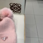 🧢普拉达💰RADA👒 秋冬新款配狐狸毛球专柜针织毛线帽，超火爆💖质感一流，出街超好搭配！减龄神器 - Image 6