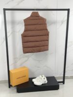⬆  ️ 🆕❤️ New Arrivals 🎬PRADA's new autumn/winter 25 down vest features a stand up gold classic style that is lightweight, fluffy, warm, and comfortable. It is a classic and versatile item that can be worn with high quality. Down is a must-have item in the wardrobe, with a high mix and match ratio, making it highly fashionable and full of modern vitality. Lightweight and warm upper body! A sophisticated sense of sophistication; High street style, versatile and fashionable! bllHigh specification filling with 90% duck down, 10% feathers, and a triangular logo badge on the chest! A simple yet personalized item with a well fitted design, which is both basic and easy to wear, perfectly embodies the feeling of leisure. Adhering to its consistent lightweight characteristics, the fabric is relatively stiff and has a particularly high density. Of course, in autumn and winter, its windproof effect is also very good. The cowhide fabric has a good anti drilling effect, and when combined with such cowhide fabric, the upper body will be more comfortable. The small details can also reflect the thoughtful design. All accessories are supplied by customers, and the thread pressing process is processed smoothly and smoothly, with exquisite and perfect workmanship!!Color: Black, Blue, Orange, Red, GreenSize: M L XL 2XL 3XL - Image 6