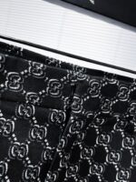 GUCCI 2025ss Spring and Autumn New Western Pants Nine Fen Pants Casual Pants, High end Version! Customized fabrics for counters have high breathability and comfort, impeccable details, and brand element design concepts, reflecting high quality. Delicate and soft to the touch! Presenting casual tailoring, the upper body design is superb! 🐉 Size range: 30-38 🈚 35.37. Can be paired with a set - Image 4
