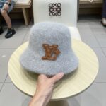 Dior新款爆款兔毛桶帽
遮脸帽 出街必备款！ - Image 6