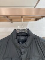 特级羽绒⬆️Moncler Grenoble Tongass羽绒户外马甲.高端黑标系列.原厂替换面料.特级鹅颈绒填充.

🎁出厂标配全套柜台礼盒包装.升级原版磁吸礼盒.

Tongass羽绒马甲提供保护而不显厚重，专为温和天气时进行户外活动而设计。

Tongass羽绒马甲是轻盈性能外套的研究成果。功能性面料紧致耐久，同时不增加额外的重量。配有宽大的实用口袋和登山扣，可减少您的随身行李数量。
详情
•专为户外活动设计
•采用紧致面料制成
•聚酯纤维衬里
•填充羽绒
•按扣开合
•实用口袋设有按扣、拉链和魔术贴开合
•抽绳下摆
•正面登山扣
•反光细节
Size：1-5 奶白/浅棕色/黑色 
D00780 - Image 2