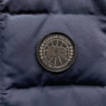 💰Canada Goose加拿大鹅男女同款羽绒马甲
➖ 正品同步防伪芯片感应！
➖ 进口百灵达绣花机定制万针绣花标！
➖ 进口21支涤棉混纺原厂面料，采用Feather-Light 10D防水涂层面料，由84.5的聚酯纤维和15.5的棉制成，100%全网最好手感！
➖ 正品官网同步国标95白鸭绒！等一系列误导！
➖ 100%尼龙nylon里布双重双层封禁设计，防止跑绒，领口及口袋内里采用顶级摇粒绒保暖又舒适！
➖ 吉田YKK客供原厂定制电镀拉头，双向可锁定拉链，紧实顺滑不掉漆！
➖ 3M复合原版魔术贴经久耐用，辅料五金全部拆版定做！
尺码：XS-XXL - Image 5