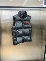 高绒 mu
顶级版本PRADA鸭绒羽绒马甲、
重磅牛货
年度最为昂贵的一款羽绒
同质GT的品控细节，超级震憾
绝对是今年羽绒翘楚数一数二！
内填充90白鹅绒 ，回弹性与保暖性兼圣品！
这款采用国内客供顶级的尼龙织物面料
面料表面的光泽感极强色泽油亮，尼龙织物的材质柔软手感巨好。全身防水压胶工艺！所有拼接全部采用压胶工艺，全方位防水！衣身质地轻盈兼具功能性，透过内衬细节的压胶条能看出此款的重工所在。
门襟拉链位置内衬口袋侧边条下侧口袋等多处细节，都需要重工进行的技术处理
胸前左侧红色压胶条字母标识点缀，提亮衣身整体格调，打造出本季P独特色彩搭配美学，低调而不张扬的穿着风格
尺码：M-3Xl - Image 2