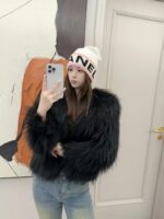 💰Chanel官网品质香奈儿秋冬网红时尚博主推荐款针织帽，藏着不动声色的高级感，每一处线条都透着利落大方，简约而不简单，大方且不失格调，处处细节都彰显着高端品味，时尚感在克制中愈发耐人寻味。