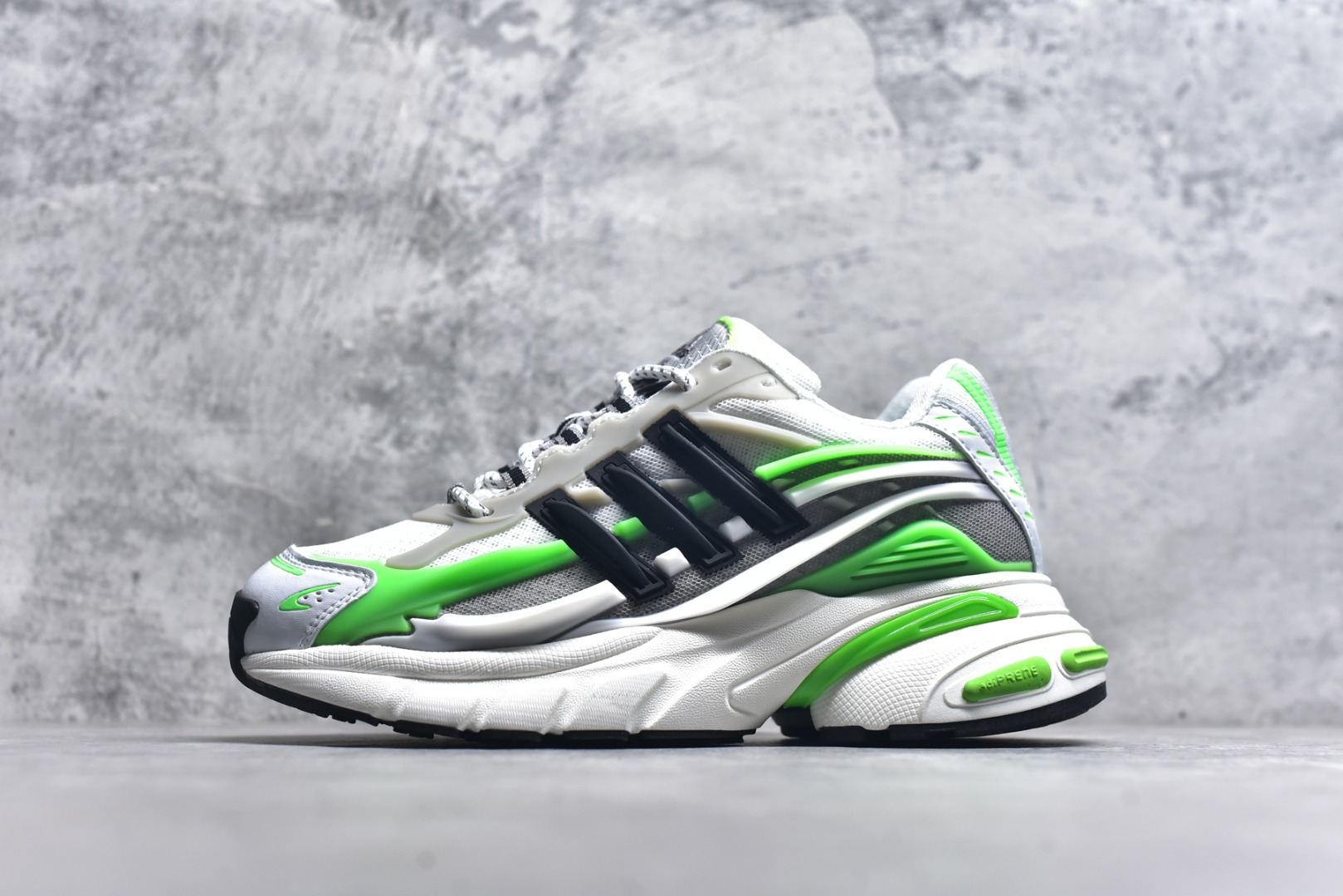 ▪panan权威实拍💯#A
新货🚀#Pharrell x adidas Adistar Jellyfish 低帮复古风老爹鞋 adidas Adistar Cushion与Atmos联名出的这款复古老爹鞋简直是未来科技感十足 以3D风格焕新演绎标志性三条纹 为造型添上点睛之笔 金属质感视觉效果TPU自带哑光反射 非常的细节 最大的亮点无疑是鞋屁股 大块的tpu包裹 让增高的大底不再突兀 更显腿长脚细
货号: J
尺码：36 36.5 37 38 38.5 39 40 40.5 41 42 42.5 43 44 44.5 45 46 47