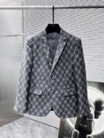 GUCCI 2025ss Spring and Autumn new suit, high-end version! Customized fabrics for counters have high breathability and comfort, impeccable details, and brand element design concepts, reflecting high quality. Delicate and soft to the touch! Presenting casual tailoring, the upper body design is superb! Size range: 48-58