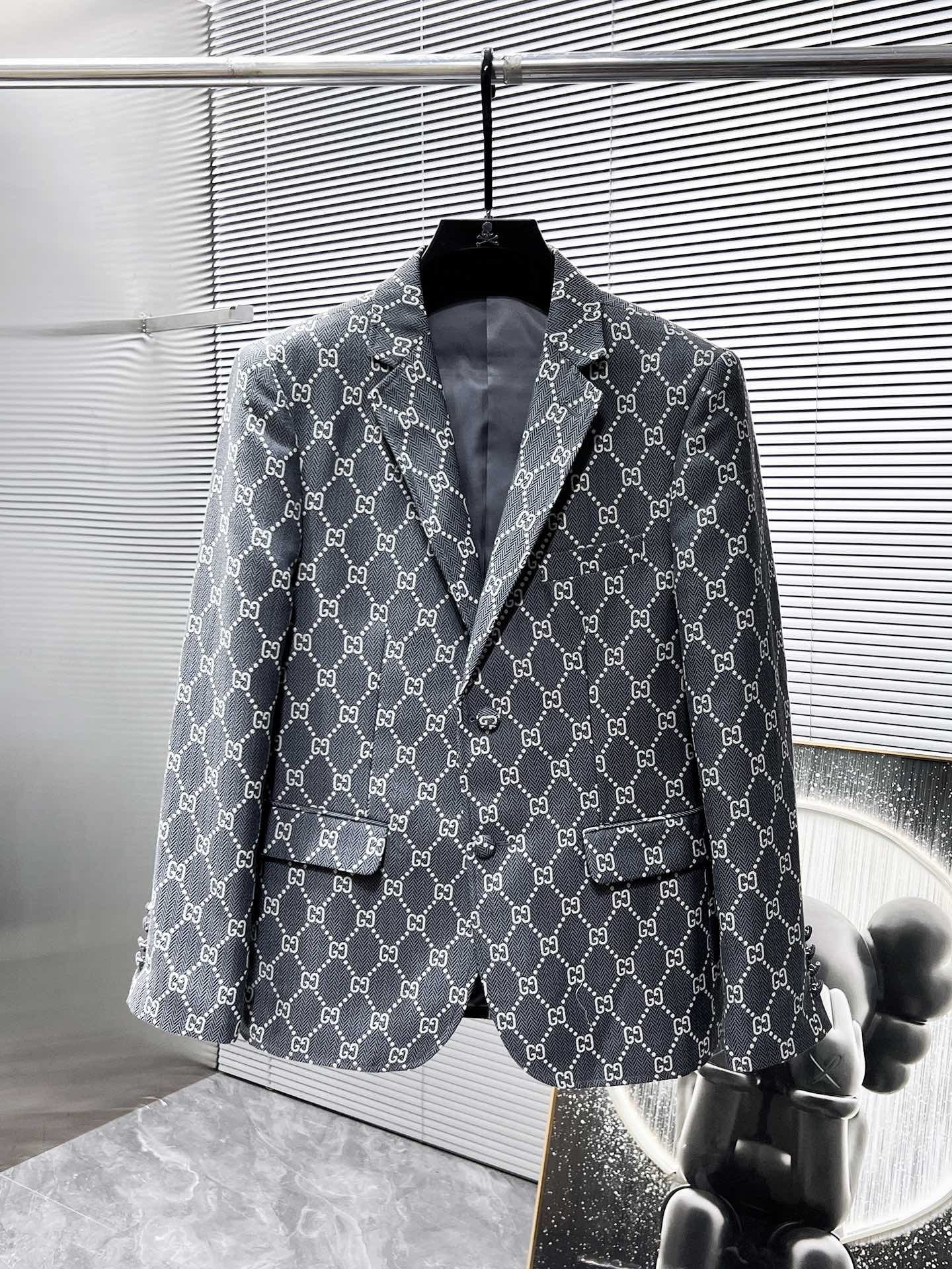 GUCCI 2025ss Spring and Autumn new suit, high-end version! Customized fabrics for counters have high breathability and comfort, impeccable details, and brand element design concepts, reflecting high quality. Delicate and soft to the touch! Presenting casual tailoring, the upper body design is superb! Size range: 48-58