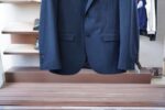 25SS autumn and winter new suit suit suit 🫑🫑 Two piece trendy and fashionable suit, a must-have item for business elite wardrobes, men's formal wear, fashionable and trendy wear, brand classic logo logo logo super generous, classic styles will be released every quarter! Wearing the pattern is really great, strongly recommended!Sharp and ergonomic tailoring, with a tall and handsome upper body, simple and elegant. Comfortable and slim fit, showcasing a gentlemanly demeanor at a glance. Made from carefully selected suit fabrics, including 20% wool, 18% viscose, 58% polyester, and 4% spandex, the fabric feels soft and delicate, with good luster and elasticity. The waist is made of sheepskin and leather, and is adorned with Louis Vuitton's soul logo embossed with letters! The silhouette and waist cinching add more comfort to the dressing of stylish men, making them look slim yet handsome!Used for making high-end professional and business formal suits, renowned worldwide for its classic and solemn design style. A high-end business casual suit set that requires high craftsmanship, takes a long time to make, and can be worn all year round!The fabric is flat, with a smooth and full texture, and a firm appearance. It is made of high-quality cotton wool material, and the quality of the material is visible when tied tightly.Regarding details: The high-end suit is cut with a modern feel, combining traditional cutting art with modern production techniques. It adopts fully imported automatic cutting pieces, with almost zero error in each piece of fabric, and then hand sewn by top tailors to ensure the fit and beauty of every part. The front two layers are saved, and according to the principles of ergonomics, it is slim fitting but not tight fitting. The elastic of the cow tendons on both sides of the waistband of the trousers can be adjusted! Not wearing tight waists!Classic collar design, classic style without conservatism, simple and elegant. The lining of the collar is made of pure handmade tribute needles, and we insist on hand sewing handicrafts, all of which are from the hands of experienced craftsmen. The quotation is based on the labor and time consumption per meter, and each stitch is rigorous and excellent, without any burrs or stitches on both sides. Handcrafted sleeves, hand nail buckles, hand calibration, and handmade threading can be seen everywhere, delicate and smooth, effectively reducing static electricity in autumn and winter, creating a high sense of unity on the surface and inside. It is worth buying for any man, as it can boost your face in various formal occasions!Color: Black【 Size 】: 46-56 - Image 4