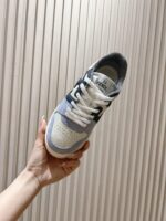 Fendi芬迪板鞋首款大头运动鞋~~fendi match篮球运动鞋，最新元素注入加FF复古的设计，超经典百搭系列……
鞋面采用牛皮和牛猄拼接组合，侧面凸起的双F logo，内里采用毛巾布里，TPU发泡组合双色大底不一般的舒适！情侣款35-44(男码加10) - Image 2