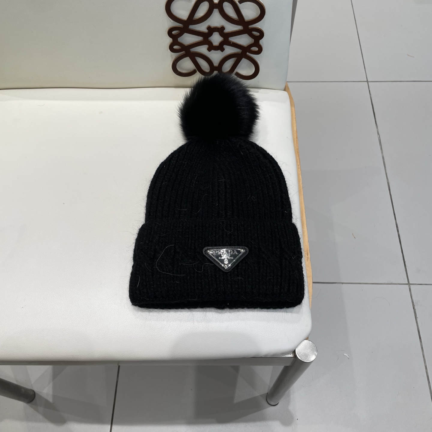 🧢普拉达💰RADA👒 秋冬新款配狐狸毛球专柜针织毛线帽，超火爆💖质感一流，出街超好搭配！减龄神器