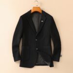 Hermes' new men's wool suit jacket for autumn and winter 2025 is made to high standards with top-notch ready to wear clothing. It is custom-made in Italy with wool fabric, which has a delicate and soft feel. The upper body is firm and stylish, with a natural and comfortable texture. The continuity of the fabric is excellent, and the upper body effect is superb, suitable for any body shape. The overall brand is decorated with Thousand Bird Grid craftsmanship, exuding a strong sense of luxury. The design of two buttons, atmospheric and perfect ready to wear cut, stands out in terms of styling effect, and is a must-have for urban early autumn casual matching. Size: M-4XL slim fit 178 135 L slim fit maximum weight 190 pounds