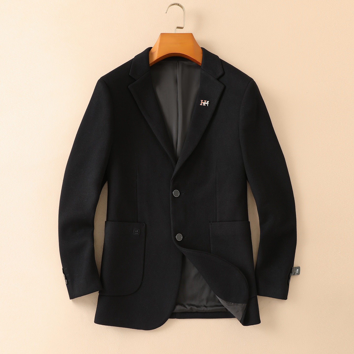 Hermes' new men's wool suit jacket for autumn and winter 2025 is made to high standards with top-notch ready to wear clothing. It is custom-made in Italy with wool fabric, which has a delicate and soft feel. The upper body is firm and stylish, with a natural and comfortable texture. The continuity of the fabric is excellent, and the upper body effect is superb, suitable for any body shape. The overall brand is decorated with Thousand Bird Grid craftsmanship, exuding a strong sense of luxury. The design of two buttons, atmospheric and perfect ready to wear cut, stands out in terms of styling effect, and is a must-have for urban early autumn casual matching. Size: M-4XL slim fit 178 135 L slim fit maximum weight 190 pounds