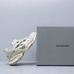 Balenciaga·巴黎世家 四代老爹鞋4.0 Track2 复古运动鞋 户外概念鞋
👍🏻高品质纯原版本，配原版全套大盒包装，从里到外一切百分百还原官方配置，碾压市面一切版！
⚠️全鞋由176块部件组成 ，整双鞋子从头到尾难度极高 。原鞋购入时在开版方面耗时一个多月，里里外外已攻破任何细节部位，保证与专柜原鞋一摸一样，满足天猫、代购、韩国订单需求 ！多层大底TPU+EVA+RB组合成，乳胶鞋垫 脚感无敌 无可挑剔！鞋面鞋底工艺比初代还更加高难度！
码数：35-45👣情侣款