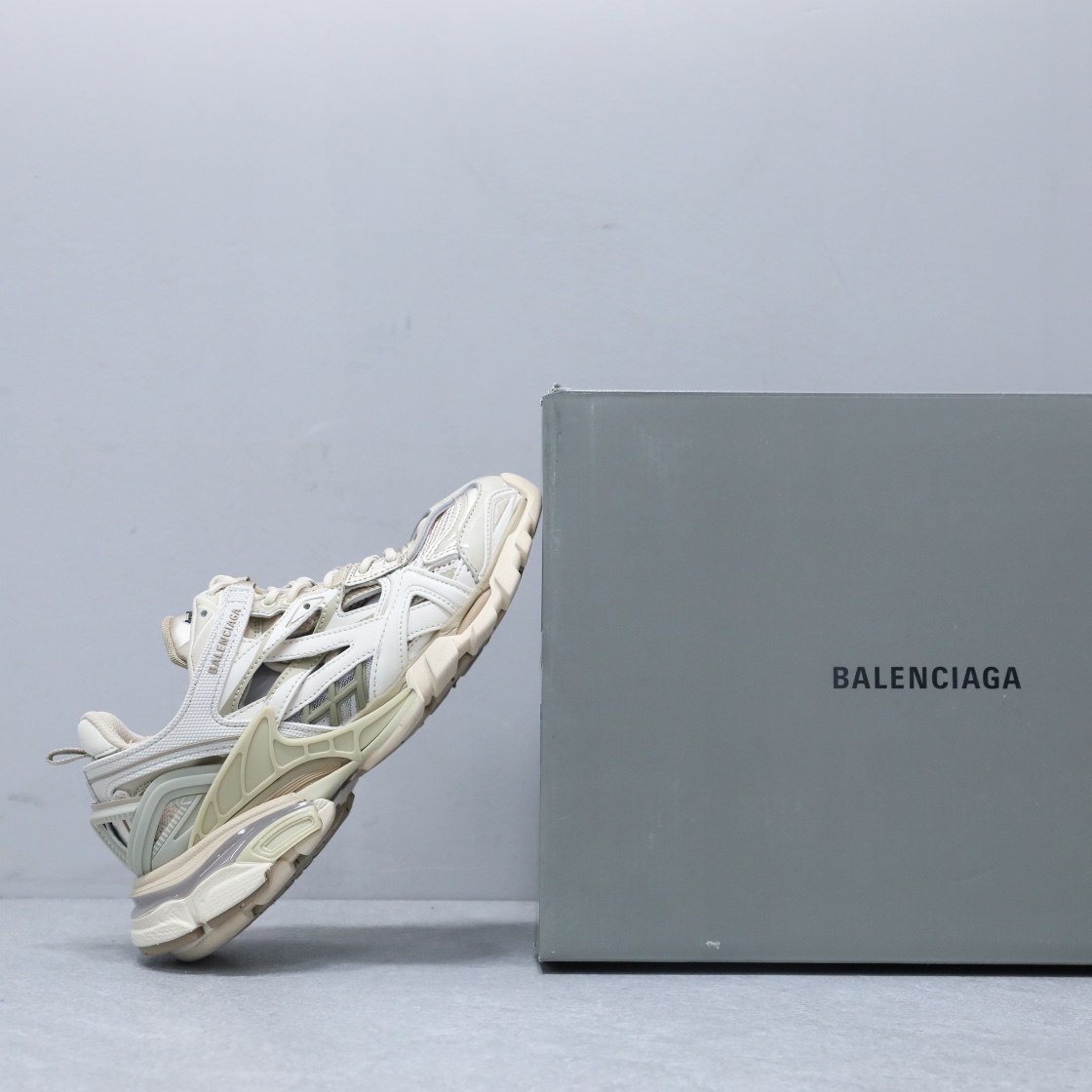 Balenciaga·巴黎世家 四代老爹鞋4.0 Track2 复古运动鞋 户外概念鞋
👍🏻高品质纯原版本，配原版全套大盒包装，从里到外一切百分百还原官方配置，碾压市面一切版！
⚠️全鞋由176块部件组成 ，整双鞋子从头到尾难度极高 。原鞋购入时在开版方面耗时一个多月，里里外外已攻破任何细节部位，保证与专柜原鞋一摸一样，满足天猫、代购、韩国订单需求 ！多层大底TPU+EVA+RB组合成，乳胶鞋垫 脚感无敌 无可挑剔！鞋面鞋底工艺比初代还更加高难度！
码数：35-45👣情侣款