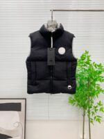 💰 加拿大鹅 Canada Goose 秋冬新款羽绒马甲 
搭配毛衣 卫衣 保暖同时毫无束缚感
采用国标95白鸭绒
轻薄飘逸 给你全方位的温暖！
上身颜值更有水准的洋气
让温暖和风度同行
中心线多重车线呈严整对称 谨守温馨守候 
胸前logo点缀着整件马甲！ 
独特之味道深入骨髓.减龄又十足保暖 既视感简单大气 男女同款 码数：XS-2XL