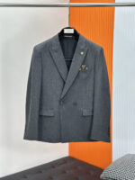 Versace 25Ss autumn and winter new suit suit suit suit suit set! The evergreen tree of the Western fashion industry, a must-have wardrobe item for business elites, men's formal wear, and one button suits. The brand's classic logo logo is super generous, with a flat collar and collar accessories such as a stylish brooch, elegant and generous solid color scheme, and a back slit design. It is a classic style that comes out every quarter! Wearing the pattern is really great, strongly recommended!Clear and ergonomic tailoring, with a tall and handsome upper body, comfortable and slim fit, showcasing a gentlemanly demeanor. Carefully selected suit fabrics, including 20% wool, 18% viscose, 58% polyester, and 4% spandex, provide a soft and delicate touch, with good luster and elasticity. The silhouette and elastic waistband cutting add more comfort to the dressing of stylish men, making them look slim yet handsome!Used for producing high-end professional and business formal suits, Fan * Zhe is renowned worldwide for his classic and solemn design style. A high-end business casual suit set that requires high craftsmanship, takes a long time to make, and can be worn all year round!The fabric is flat, with a smooth and full texture, and a firm appearance. It is made of high-quality wool material, and the quality of the material is visible when tied tightly.Regarding details: The high-end suit is cut with a modern feel, combining traditional cutting art with modern production techniques. It adopts fully imported automatic cutting pieces, with almost zero error in each piece of fabric, and then hand sewn by top tailors to ensure the fit and beauty of every part. The front two layers are saved, and according to the principles of ergonomics, it is slim fitting but not tight fitting. The elastic on both sides of the waistband of the trousers can be adjusted!Classic collar design, classic style without conservatism, simple and elegant. We insist on hand sewing handicrafts, all of which are made by experienced craftsmen. The quotation is based on the labor and time consumption per meter, and each stitch is rigorous and excellent, without any burrs or stitches on both sides. Handcrafted sleeves, hand nail buckles, hand calibration, and handmade threading can be seen everywhere, delicate and smooth, effectively reducing static electricity in autumn and winter, creating a high sense of unity on the surface and inside. It is worth buying for any man, as it can boost your face in various formal occasions!❤️❤️❤️ Kind reminder: Suits are not sold separately and cannot be adjusted in size separately【 Size 】: 46-56upper garmentSize 46: Chest circumference 100- Shoulder width 44- Sleeve length 62- Clothing length 69Size 48: Chest circumference 104 Shoulder width 45 Sleeve length 63 Clothing length 70Size 50: Chest circumference 108 Shoulder width 46 Sleeve length 64 Clothing length 71Size 52: Chest circumference 112 Shoulder width 47 Sleeve length 65 Clothing length 72Size 54: Chest circumference 116 Shoulder width 48 Sleeve length 66 Clothing length 73Size 56: Chest circumference 120 Shoulder width 49 Sleeve length 67 Clothing length 74bottom wearSize 46: Waist circumference 80 Hip circumference 104 Pants length 111Size 48: waist circumference 82 hip circumference 108 pants length 111Size 50: waist circumference 84 hip circumference 112 pants length 112Size 52: Waist circumference 86 Hip circumference 116 Pants length 112Size 54: Waist circumference 88 Hip circumference 120 Pants length 113Size 56: Waist circumference 90 Hip circumference 124 Pants length 113 - Image 3
