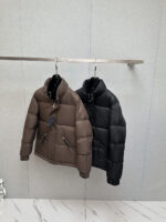PRADA 2025 new down jacket, original version customized development hardware accessories, all details are fully handled in place! The upper body effect of the design is amazing! Versatile, fashionable and handsome! The original memory silk fabric at the counter has a stylish texture, providing warmth and rejecting bloating! The upper body is amazing. Size: M-3XL - Image 7