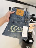 【Gucci Jeans | Classic Denim, Engraved with Luxury DNA】 When street style meets haute couture, a pair of jeans can become a badge of status.
Deconstructing the language of denim with centuries-old craftsmanship, we infuse every inch of fabric with a modern attitude and luxurious details, making everyday wear a silent declaration of taste.
✨ A pair of jeans is an attitude, and even more so, a legacy.
It's not just a wardrobe essential, but also an interpretation of the brand's spirit—
"From suitcases to jeans, we have always defined the boundaries of luxury with the ultimate craftsmanship."
Sizes: 28-42