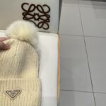 🧢普拉达💰RADA👒 秋冬新款配狐狸毛球专柜针织毛线帽，超火爆💖质感一流，出街超好搭配！减龄神器 - Image 6