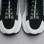 Moncler男士 Monte Runner 防水针织运动鞋
  该系列运动鞋延续了品牌的山地基因，透气防水，耐磨实穿，设计橡胶复合鞋底 适用于任何地形，具有耐久性和出色抓地力，增强缓冲和回弹力 搭配TPU尾翼，
  无论是都市漫游还是各类山地户外运动，都能轻松驾驭，潮酷个性叉充满科技感的外观，喜Gorpcore户外机能风的千万不能错过户外跑步都市漫步设计
Size:38-45 - Image 8