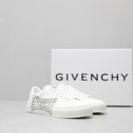 🌟  《顶级品质》
GⅣENCHY纪梵希魔术贴经典款 
专柜官网同步 市面最高版本 原版一比一复刻 四季潮鞋！纪凡希鞋子做工讲究 每一条走线都是按照原版样式 基本做到零瑕疵 媲美专柜 毫无压力 此款鞋即新潮又百搭！
▪️鞋面:进口摩术贴
▪️鞋面:进口头层牛皮
▪️垫脚:羊皮内里
▪️大底:原版TPU
▪️码数:女35一40 男39一44 - Image 3