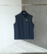 ARC Bird's Daily Series 25 Autumn New Outdoor Windproof Inner Fleece Vest! A very familiar style! Simple and atmospheric, casual outdoor full function lightweight and warm vest! Highly recommended to everyone is the TR outer layer, which is easy to compress, quick drying, and ventilated, with a lightweight and wear-resistant material that is windproof! Functional diversification! In addition to excellent warmth retention, the wearability and upper body effect are also quite good! As a versatile cushion, it's okay to close your eyes and collect without any problem!! The lining is made of functional Polatec fleece lining! Efficient insulation! Lighter and warmer! Ventilation, breathability, elasticity, softness, delicacy, and strong comfort inside the velvet. More importantly, it does not shed or generate static electricity! Lightweight and breathable, with innate water repellent performance, even if the entire garment is wet, it still provides good warmth!! Zipper placket and pocket zipper are not to be chosen, precise fit and slim fit, comfortable and flexible upper body, convenient for daily travel and sports![Color] Black, Grey, Blue【 Size 】 M-3XL/25128