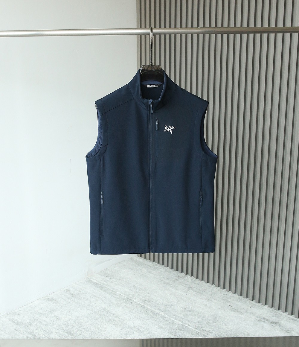 ARC Bird's Daily Series 25 Autumn New Outdoor Windproof Inner Fleece Vest! A very familiar style! Simple and atmospheric, casual outdoor full function lightweight and warm vest! Highly recommended to everyone is the TR outer layer, which is easy to compress, quick drying, and ventilated, with a lightweight and wear-resistant material that is windproof! Functional diversification! In addition to excellent warmth retention, the wearability and upper body effect are also quite good! As a versatile cushion, it's okay to close your eyes and collect without any problem!! The lining is made of functional Polatec fleece lining! Efficient insulation! Lighter and warmer! Ventilation, breathability, elasticity, softness, delicacy, and strong comfort inside the velvet. More importantly, it does not shed or generate static electricity! Lightweight and breathable, with innate water repellent performance, even if the entire garment is wet, it still provides good warmth!! Zipper placket and pocket zipper are not to be chosen, precise fit and slim fit, comfortable and flexible upper body, convenient for daily travel and sports![Color] Black, Grey, Blue【 Size 】 M-3XL/25128