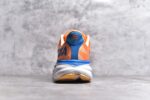 纯原级别 HOKA ONE ONE Clifton 克里夫顿9代专业性能减震公路跑步鞋 轻盈透气的针织网面和纱线的使用让鞋面更挺拔 增强鞋面的强度和支撑性能 搭配柔软的鞋舌 让双脚在舒适包裹中跑的更加畅快 全新泡棉中底 柔软的同时增强回弹性能 为不同跑者提供更平稳流畅的脚感 带来全面的缓冲保护 根据人体工程学设计的延长拉襟 后跟处弹软的海绵填充舒适固定 避免掉跟和摩擦 相比上一代光滑的内衬 Clifton 9的内衬增强了摩擦力 避免双脚在鞋内滑动 SIZE：36 36.5 37.5 38 38.5 39 40 40.5 41 42 42.5 43 44 44.5 45 - Image 5