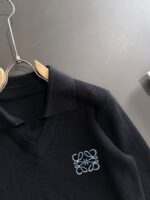 The latest winter sweaters on the official website of Luoyiwei 2025 are on sale at the counter simultaneously! Specially supplied wool blended fabric Comfortable to feel It can directly touch the skin, with exquisite embroidered logos and badges that are extremely eye-catching! Details highlight the fashionable charm of big brands Exquisite craftsmanship Stereoscopic cutting style The wearing effect is unbeatable and handsome! All three standards are complete! Size: M-3XL - Image 2