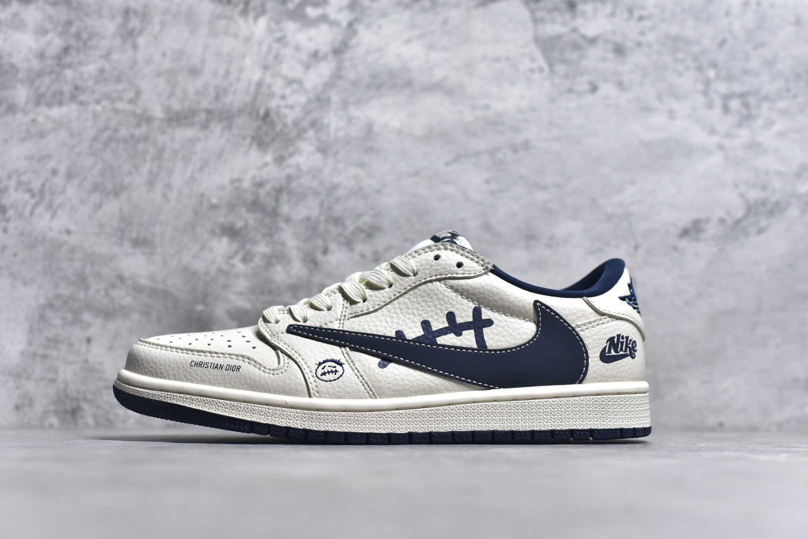 ▪🐼权威实拍💯#SJ37860
新货🚀#Travis Scott x Fragment Design x Air Jordan 1 Low OG SP AJ1 耐克联名 灰深蓝鬼脸 低帮文化休闲板鞋 LD2025-009
#多方联名合作融合了Travis Scott 独特的音乐风格，藤原浩个性的设计风格以及Jordan品牌的经典元素 使其成为一双具有独特身份和价值的鞋子 清新而立体的外观加上联名标识更突出了其独特身份 这种配色方案显示出活力和时尚感 在视觉上引人注目  鞋身的质感和细腻的细节处理使其显得高端而格调十足  这款“倒钩”联名是设计与创意完美结合  融合多方的个性风格是一款备受瞩目的潮流鞋款
尺码：36 36.5 37.5 38 38.5 39 40 40.5 41 42 42.5 43 44 44.5 45 9.E5