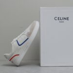 𝐂𝐄𝐋𝐈𝐍𝐄 思琳𝟐𝟎𝟐𝟑/𝐒𝐒新款撞色条纹小白鞋  继Celine熊猫鞋成为很多男生的最爱之后 🔥火爆推出新的配色版型 整体设计简约和经典配色 标志性CELINE 凯旋门镂空LOGO压纹绑带搭配活力色彩 许魏洲、梁靖康自在演绎，定格活力韵律 Size：女码35-40 男码39-44M