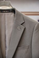 Gucci Gucci/25SS autumn and winter new suit suit suit 🫑🫑 Two piece trendy and fashionable suit, a must-have item for business elite wardrobes, men's formal wear, fashionable and trendy wear, brand classic logo logo logo super generous, classic styles will be released every quarter! Wearing the pattern is really great, strongly recommended!Sharp and ergonomic tailoring, with a tall and handsome upper body, simple and elegant. Comfortable and slim fit, showcasing a gentlemanly demeanor at a glance. Made from carefully selected suit fabrics, including 20% wool, 18% viscose, 58% polyester, and 4% spandex, the fabric feels soft and delicate, with good luster and elasticity. The waist is made of sheepskin and leather, and is adorned with Louis Vuitton's soul logo embossed with letters! The silhouette and waist cinching add more comfort to the dressing of stylish men, making them look slim yet handsome!Used for making high-end professional and business formal suits, renowned worldwide for its classic and solemn design style. A high-end business casual suit set that requires high craftsmanship, takes a long time to make, and can be worn all year round!The fabric is flat, with a smooth and full texture, and a firm appearance. It is made of high-quality cotton wool material, and the quality of the material is visible when tied tightly.Regarding details: The high-end suit is cut with a modern feel, combining traditional cutting art with modern production techniques. It adopts fully imported automatic cutting pieces, with almost zero error in each piece of fabric, and then hand sewn by top tailors to ensure the fit and beauty of every part. The front two layers are saved, and according to the principles of ergonomics, it is slim fitting but not tight fitting. The elastic of the cow tendons on both sides of the waistband of the trousers can be adjusted! Not wearing tight waists!Classic collar design, classic style without conservatism, simple and elegant. The lining of the collar is made of pure handmade tribute needles, and we insist on hand sewing handicrafts, all of which are from the hands of experienced craftsmen. The quotation is based on the labor and time consumption per meter, and each stitch is rigorous and excellent, without any burrs or stitches on both sides. Handcrafted sleeves, hand nail buckles, hand calibration, and handmade threading can be seen everywhere, delicate and smooth, effectively reducing static electricity in autumn and winter, creating a high sense of unity on the surface and inside. It is worth buying for any man, as it can boost your face in various formal occasions!Color: Black【 Size 】: 46-56 - Image 7