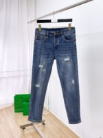 【Armani Jeans | Classic Denim, Embossed with Luxury DNA】 When streetwear meets haute couture, a pair of jeans can become a badge of status.
Deconstructing the language of denim with centuries-old craftsmanship, we infuse every inch of fabric with a modern attitude and luxurious details, making everyday wear a silent declaration of taste.
✨ A pair of jeans is an attitude, and even more so, a legacy.
It's not just a wardrobe essential, but also an interpretation of the brand's spirit—
"From suitcases to jeans, we have always defined the boundaries of luxury with the ultimate craftsmanship."
Sizes: 28-42