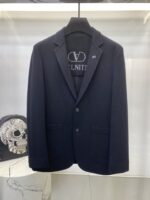 华伦天奴2025秋季新品男士休闲羊毛西装西服外套，高级定制高密西装面料，成衣经过丝光处理，超级柔软舒适，质感超赞。上身时尚有型，做工精雕细琢。视觉效果超强。专柜原版剪裁，全原版五金辅料，衣橱里绝无仅有的潮爆佳品。 尺码：M-3XL 178 140斤L修身 最大穿190斤 - Image 3