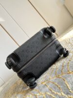 GF4343FB
独家实拍 黑色压花拉杆箱】全新 Horizon 拉杆箱以个性创意革新路易威登的传奇经典，为标志性 Monogram 帆布点缀旅行贴饰，追溯品牌传统行李箱的设计风尚。皮革边角保护和超大外置拉杆丰富智慧细节，打造优雅且实用的旅行伴侣。详细特征35.0 x 23×53cm（长×宽×高）人工测量1-2cm误差 - Image 6