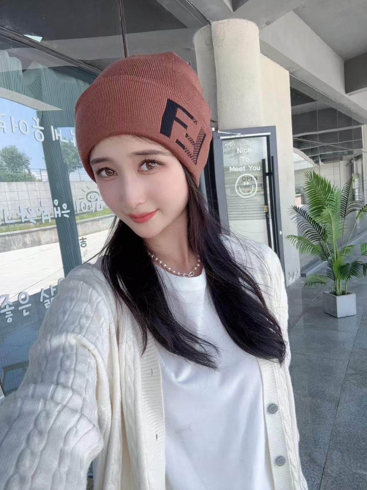 💰 FENDI's official website recommends a knitted hat that is popular among fashion bloggers for autumn and winter. It hides a subtle sense of luxury, with every line exuding a clean and elegant style. It is simple yet not simple, generous yet not out of style, and every detail showcases high-end taste. The sense of fashion becomes more and more enduring in restraint.