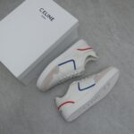 𝐂𝐄𝐋𝐈𝐍𝐄 思琳𝟐𝟎𝟐𝟑/𝐒𝐒新款撞色条纹小白鞋  继Celine熊猫鞋成为很多男生的最爱之后 🔥火爆推出新的配色版型 整体设计简约和经典配色 标志性CELINE 凯旋门镂空LOGO压纹绑带搭配活力色彩 许魏洲、梁靖康自在演绎，定格活力韵律 Size：女码35-40 男码39-44M - Image 4