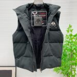 💰加拿大剪刀25SS  金属LOGO铆钉羽绒服马甲
顶级版本超高克重平均充绒量280G 超厚！顶级蓬松！ 顶级品质！100%还原全网最顶级充绒量超厚超保暖，区分市面杂货。
店主北方人亲自操刀 大大解决了南方出品不懂北方冬天的痛点 完全不吝啬 必须是塞满 塞的鼓鼓囊囊 和ZP一模一样的厚重 冬天鹅毛大雪站在雪地里我保证你没有感觉 裹棉被都不一定有它保暖 ！总结下来就是一句话：“除了我家你找不到比这更厚更保暖的羽绒马甲”
— 大码充绒量350克以上 三层里布防护不钻绒
— 原版购入开发 官网在售10000+
— 大身面料采用ZP打版， 防水耐脏 
— 验布后使用KP-LS全自动机械特种梭织拉布机制作
—正品YKK定制拉链 金属剪刀，金属铆钉加固 
— 三标辅料 齐全 吊牌 剪刀logo原版定制
— 整件衣服非常繁琐 廓形剪裁 原版尺码
— 绝对的1:1高版本 码数：S-XXL - Image 8