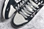 #NK SB Dunk Low x Stussy 黑神话悟空 白黑小钩翻毛满天星
纯原大厂出品 极力推荐👏
原装头层材料 独家版型蒸餾加工
帶來的是更好的视觉和脚感体验
大厂纯原品质出货 清洁度 电绣工艺 
皮料切割干净无任何毛边 细节完美
官方货号：XX2025 555
尺码：36 36.5 37.5 38 38.5 39 40 40.5 41 42 42.5 43 44 44.5 45 - Image 8