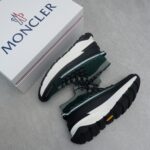 Moncler男士 Monte Runner 防水针织运动鞋
  该系列运动鞋延续了品牌的山地基因，透气防水，耐磨实穿，设计橡胶复合鞋底 适用于任何地形，具有耐久性和出色抓地力，增强缓冲和回弹力 搭配TPU尾翼，
  无论是都市漫游还是各类山地户外运动，都能轻松驾驭，潮酷个性叉充满科技感的外观，喜Gorpcore户外机能风的千万不能错过户外跑步都市漫步设计
Size:38-45 - Image 4