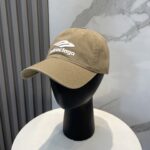Balenciaga 巴黎世家 棒球帽我家对巴黎世家的工艺已经是炉火纯青了 必爆  BALENCIAGA巴黎世家新款洗水纯棉棒球帽
重工工艺，双B字母标志，新颖时尚潮痞风
男女同款独家实物拍摄 男女通用、可调节